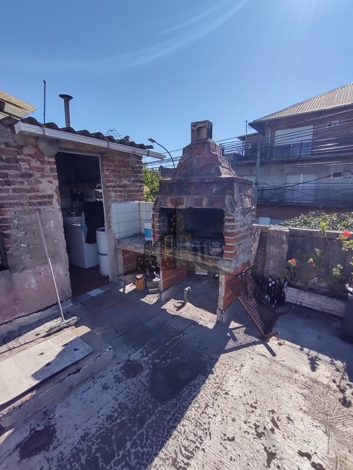 VENTA - CASA 4 AMBIENTES EN OCHAVA CON TERRAZA PROPIA - CASEROS - APTO CREDITO 