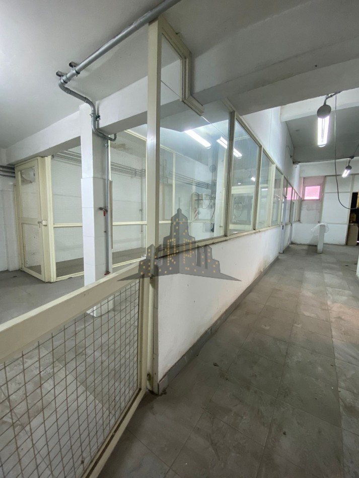 ALQUILER - GALPON INDUSTRIAL/LOGISTICA - SALIDA A DOS CALLES  - CASEROS 