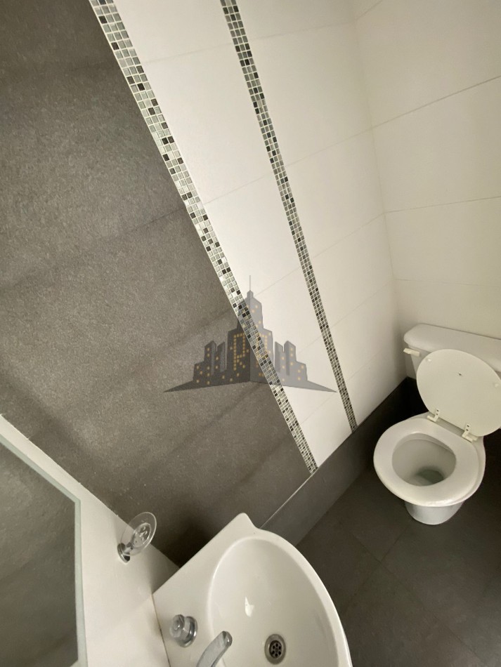 ALQUILER - DUPLEX TRES AMBIENES - CASEROS CENTRO -