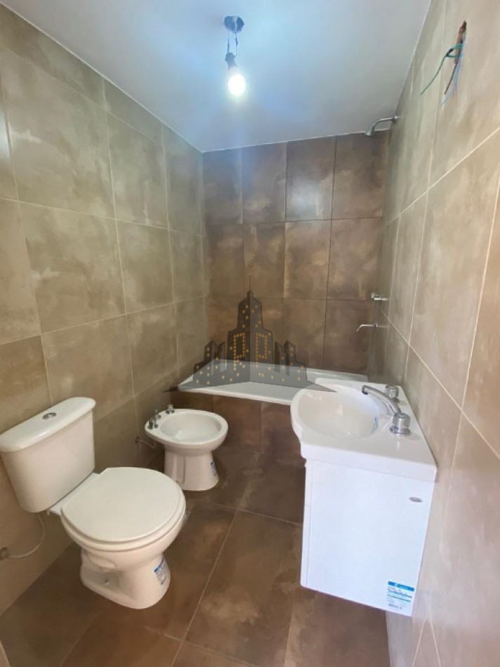 ALQUILER - DEPARTAMENTO DOS AMBIENTES CON COCHERA CUBIERTA - MORON 