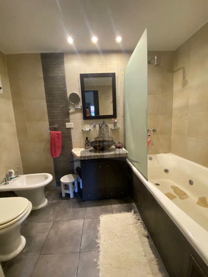 VENTA - CASA SOBRE LOTE PROPIO EN CASEROS | UBICACION ESTRATEGICA + GRAN POTENCIAL - 