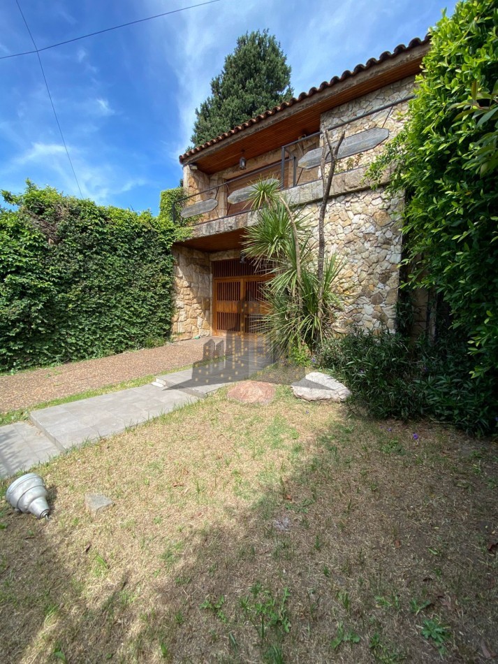 VENTA - CASA CHALET 4 AMBIENTES - CON JARDIN Y PILETA - CIUDADELA