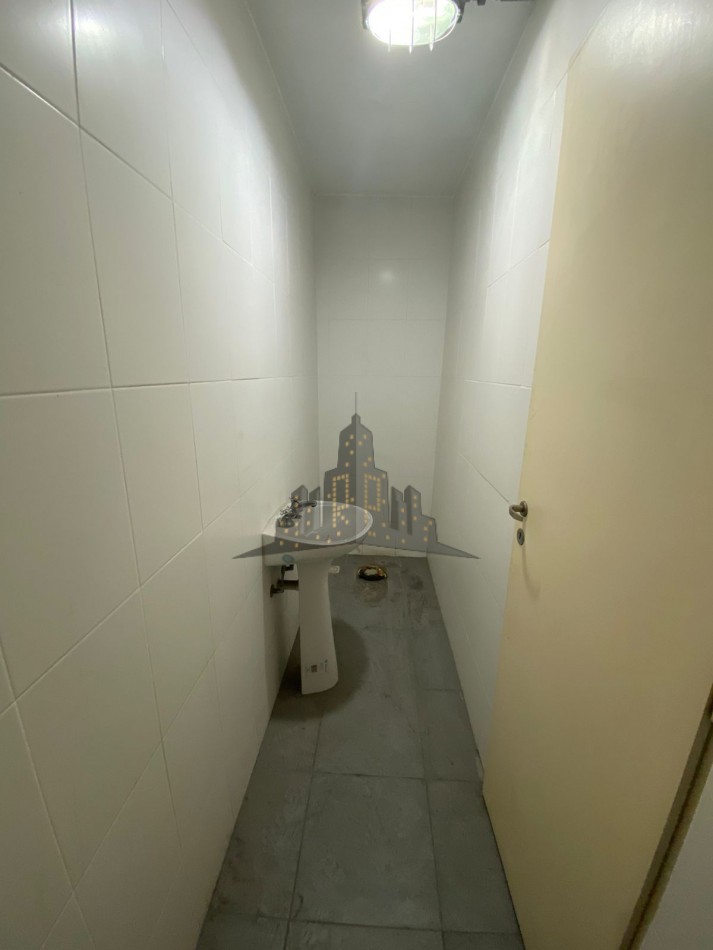 ALQUILER - GALPON INDUSTRIAL/LOGISTICA - SALIDA A DOS CALLES  - CASEROS 