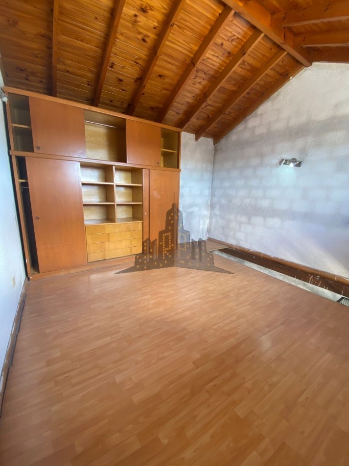 ALQUILER - DOS AMBIENTES CON BALCON - CASEROS - SEGUNDO PISO POR ESCALERA -