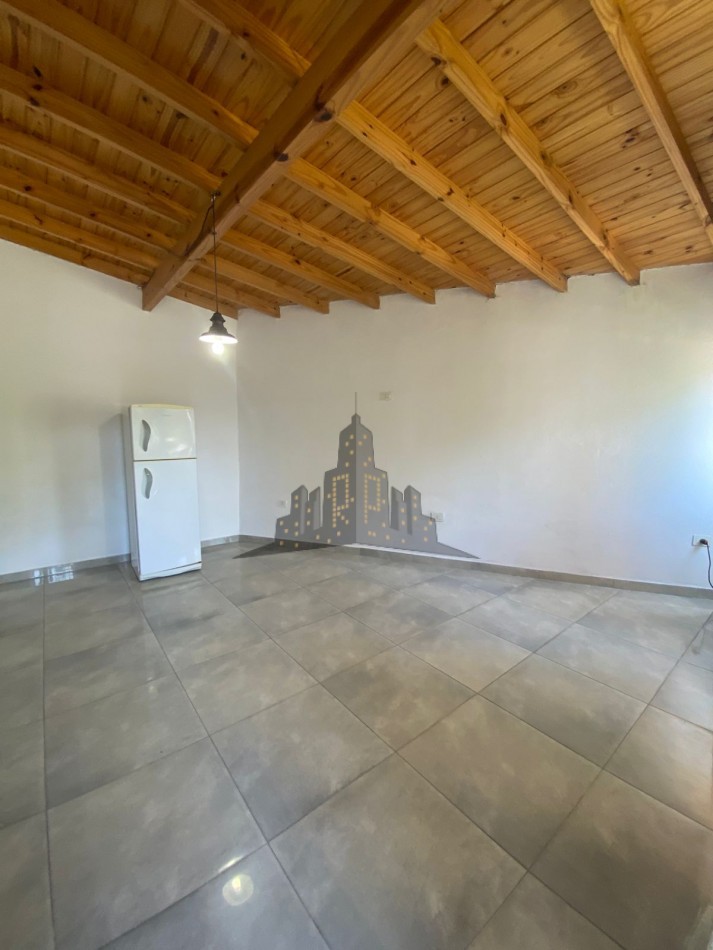 ALQUILER - MONOAMBIENTE EN PRIMER PISO POR ESCALERA - SIN EXPENSAS - CASEROS 