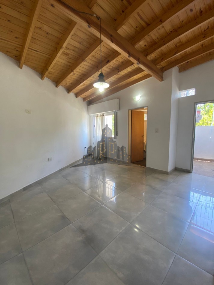 ALQUILER - MONOAMBIENTE EN PRIMER PISO POR ESCALERA - SIN EXPENSAS - CASEROS 