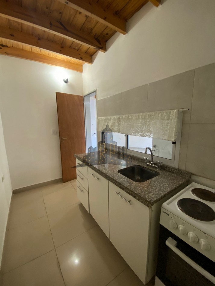 ALQUILER - MONOAMBIENTE EN PRIMER PISO POR ESCALERA - SIN EXPENSAS - CASEROS 