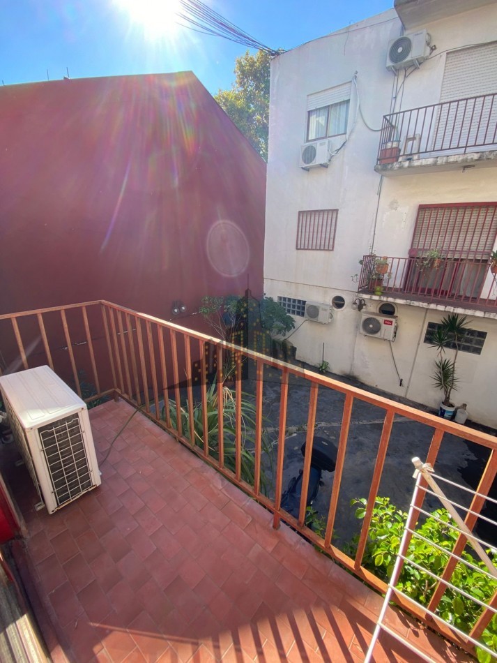 ALQUILER - DEPARTAMENTO DOS AMBIENTES - CON BALCON - CASEROS NORTE - PRIMER PISO POR ESCALERA 