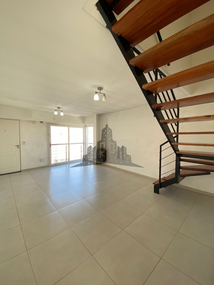 ALQUILER - DUPLEX TRES AMBIENES - CASEROS CENTRO -