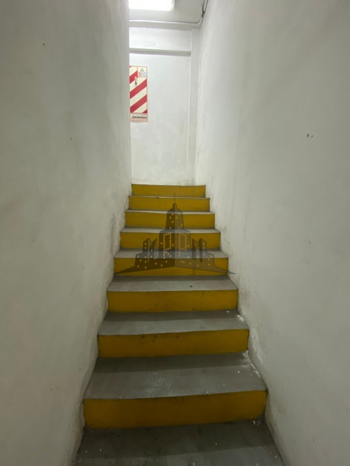 ALQUILER - GALPON INDUSTRIAL/LOGISTICA - SALIDA A DOS CALLES  - CASEROS 