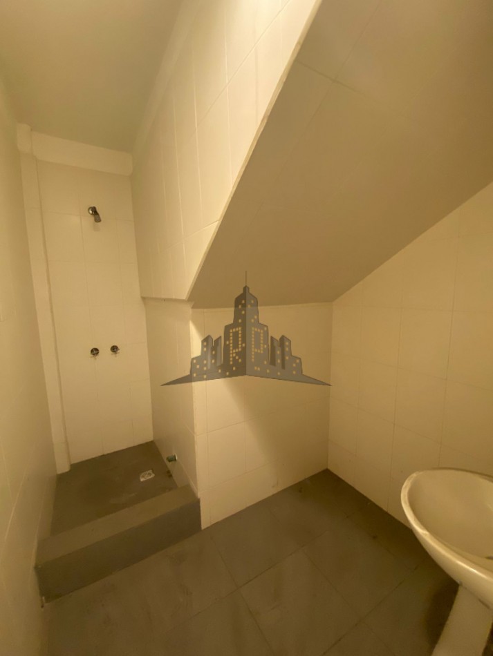 ALQUILER - GALPON INDUSTRIAL/LOGISTICA - SALIDA A DOS CALLES  - CASEROS 