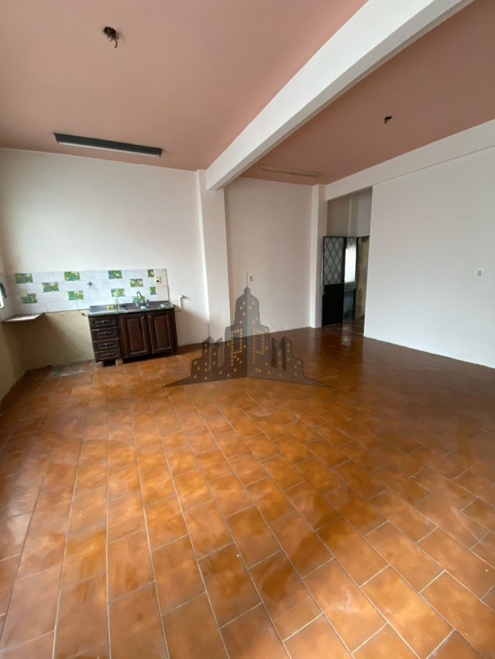 ALQUILER - CASEROS NORTE - CASA PH 3 AMBIENTES - PATIO - NO POSEE EXPENSAS