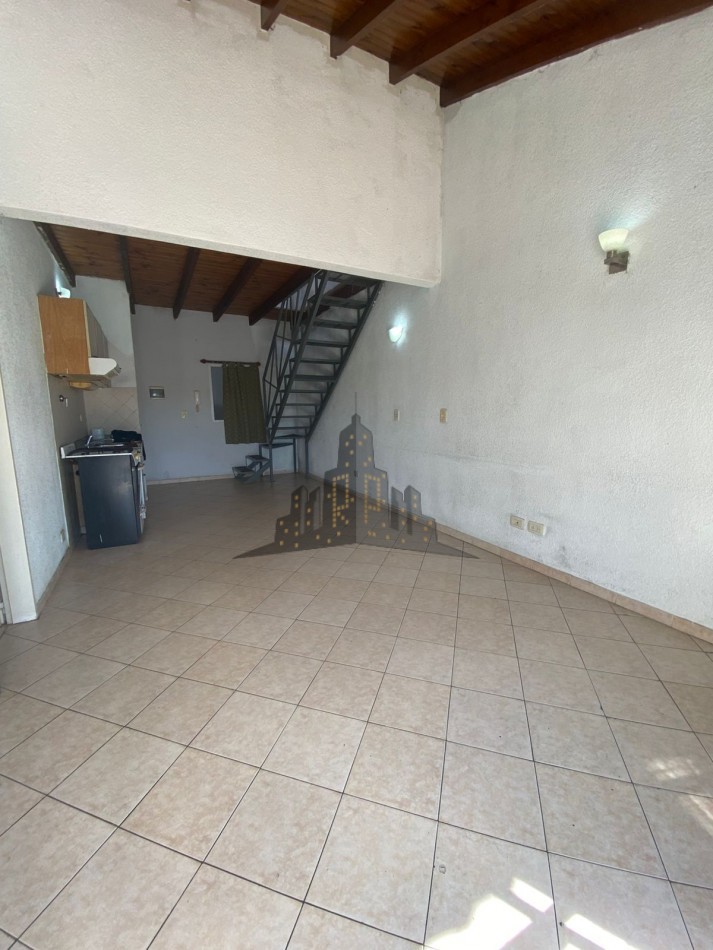 ALQUILER - DOS AMBIENTES CON BALCON - CASEROS - SEGUNDO PISO POR ESCALERA -