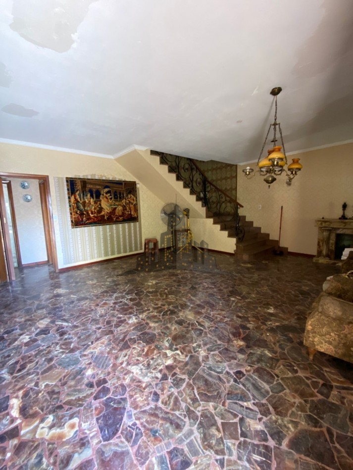 VENTA - CASA CHALET 4 AMBIENTES - CON JARDIN Y PILETA - CIUDADELA