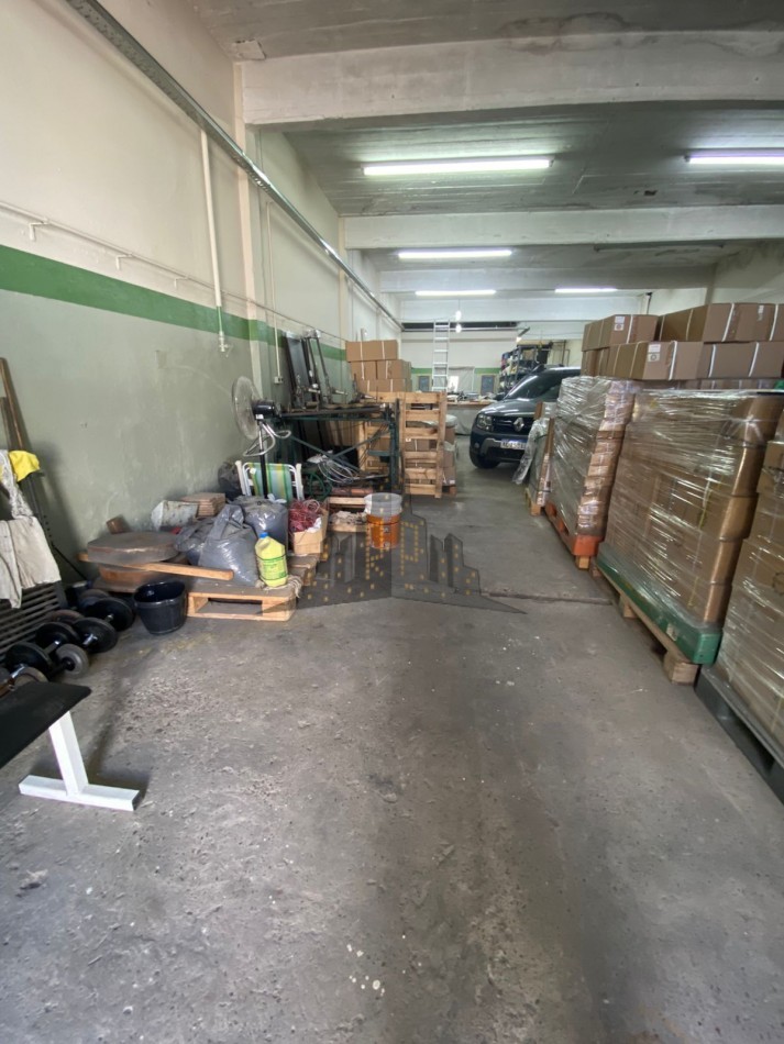 VENTA - GALPON + CASA 3 AMBIENTES PRIMES PISO - EXCELENTE PROPIEDAD  - CASEROS 