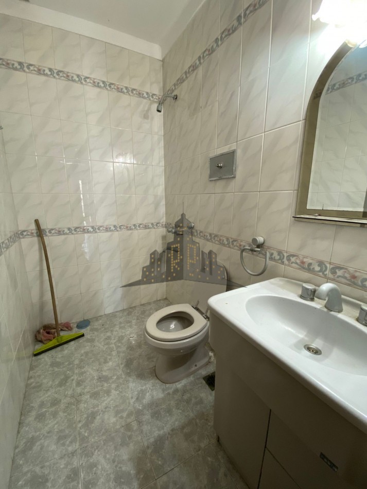 VENTA - CASA CHALET 4 AMBIENTES - CON JARDIN Y PILETA - CIUDADELA