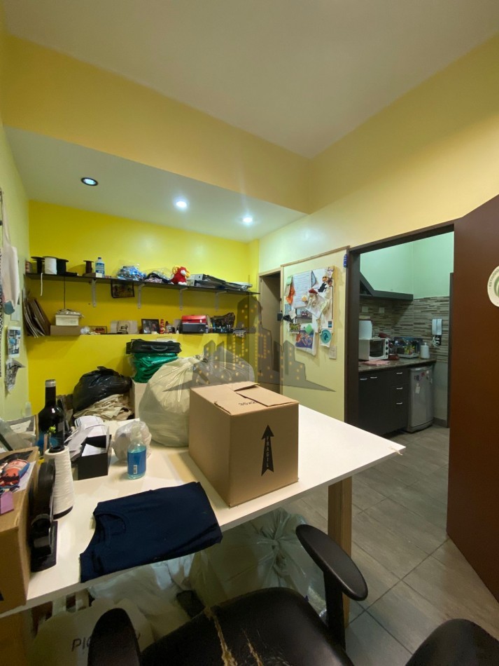 VENTA - GALPON + CASA 3 AMBIENTES PRIMES PISO - EXCELENTE PROPIEDAD  - CASEROS 