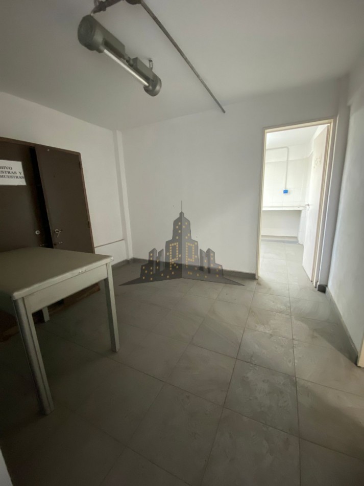 ALQUILER - GALPON INDUSTRIAL/LOGISTICA - SALIDA A DOS CALLES  - CASEROS 