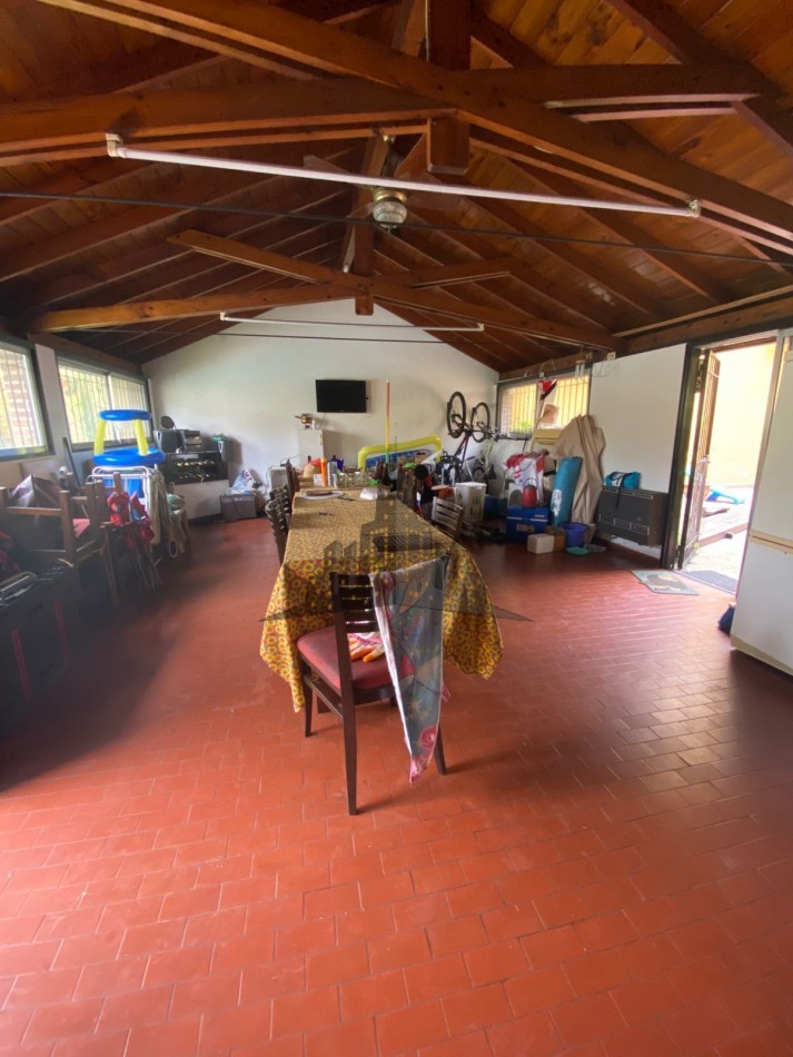 VENTA - CASA SOBRE LOTE PROPIO EN CASEROS | UBICACION ESTRATEGICA + GRAN POTENCIAL - 