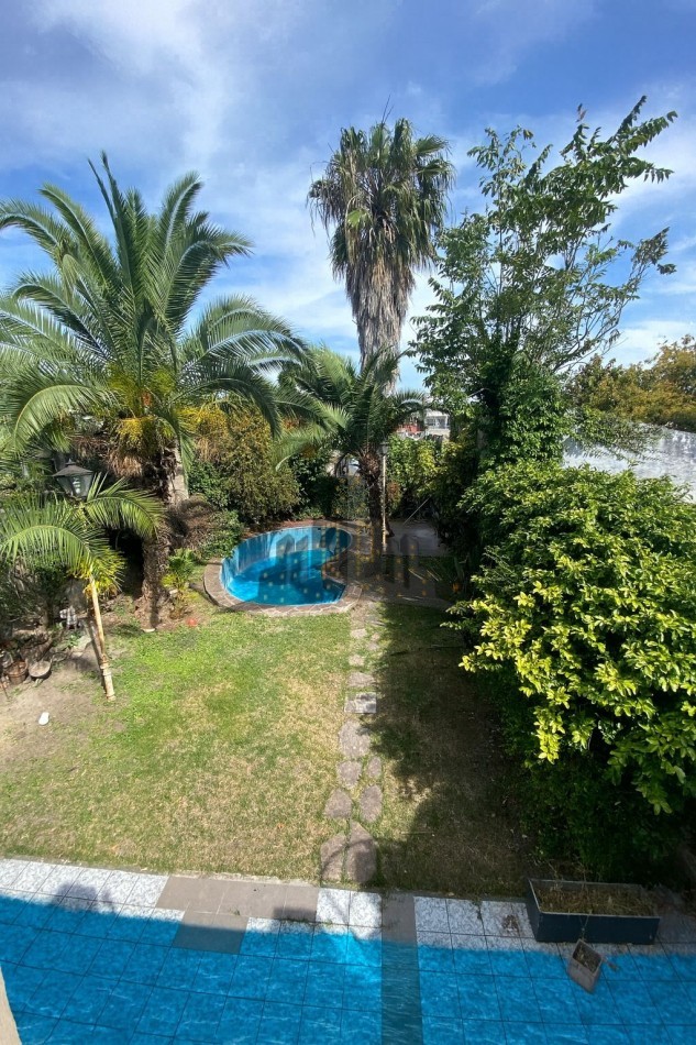 VENTA - CASA CHALET 4 AMBIENTES - CON JARDIN Y PILETA - CIUDADELA