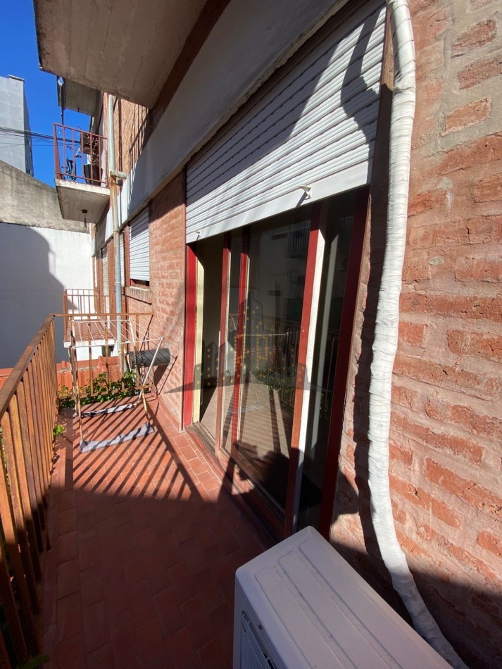 ALQUILER - DEPARTAMENTO DOS AMBIENTES - CON BALCON - CASEROS NORTE - PRIMER PISO POR ESCALERA 