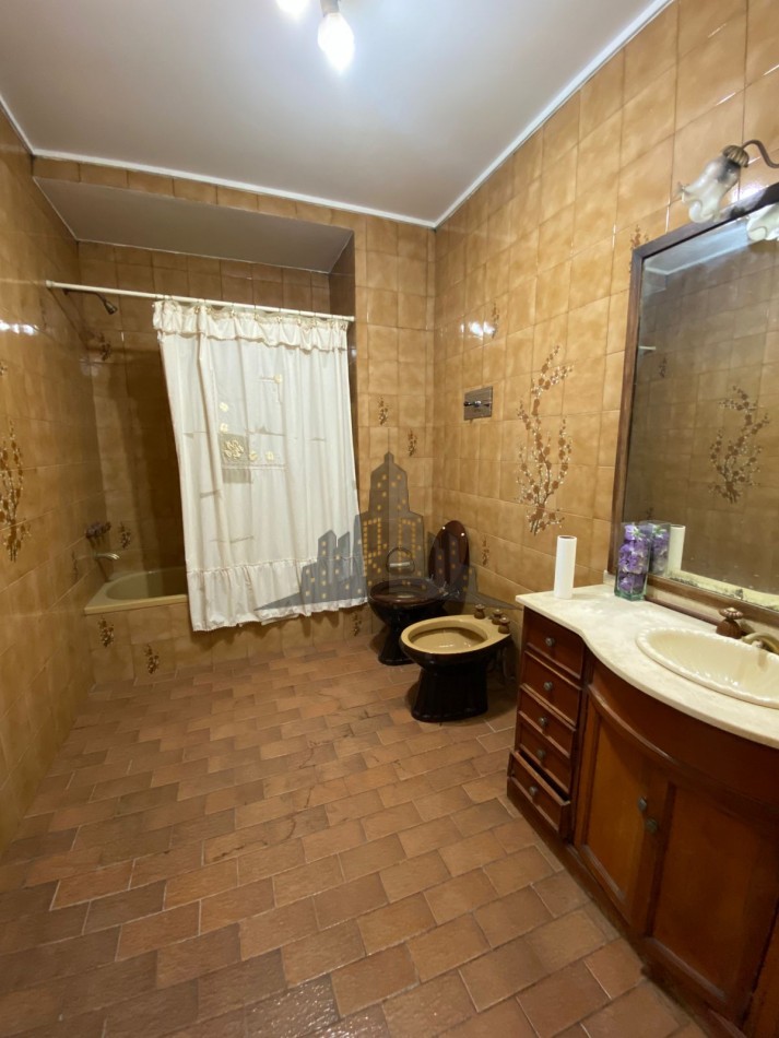 VENTA - CASA CHALET 4 AMBIENTES - CON JARDIN Y PILETA - CIUDADELA