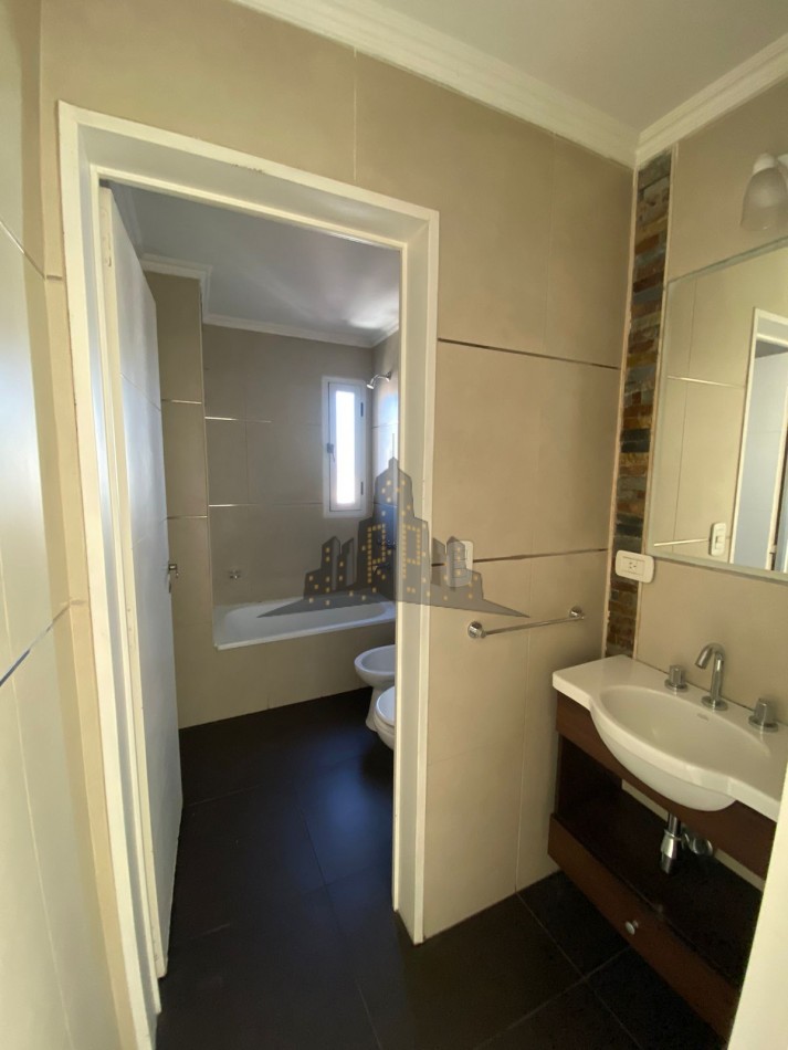 ALQUILER - DUPLEX TRES AMBIENES - CASEROS CENTRO -