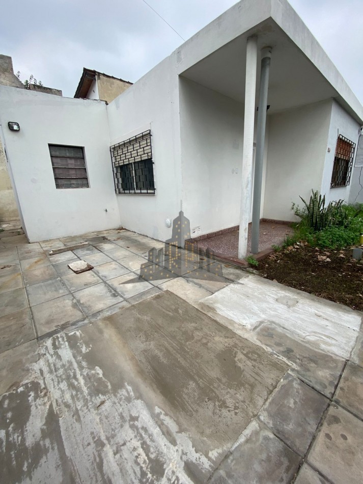 ALQUILER - CASA TRES AMBIENTES CON GARAGE Y PATIO - HURLINGHAM - 