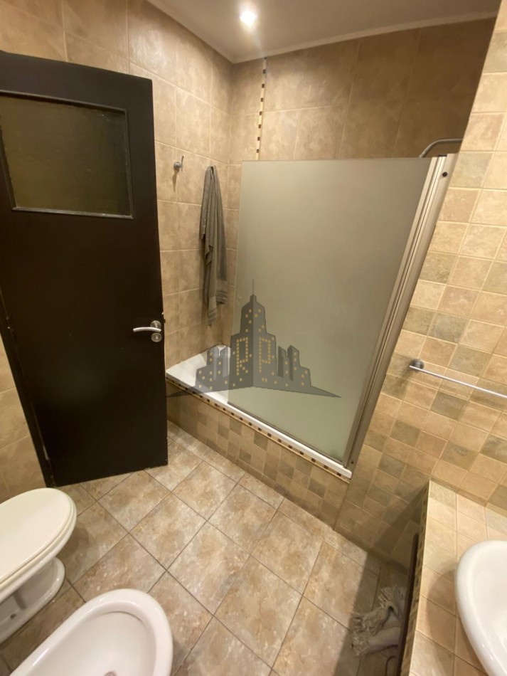 VENTA - CASA SOBRE LOTE PROPIO EN CASEROS | UBICACION ESTRATEGICA + GRAN POTENCIAL - 