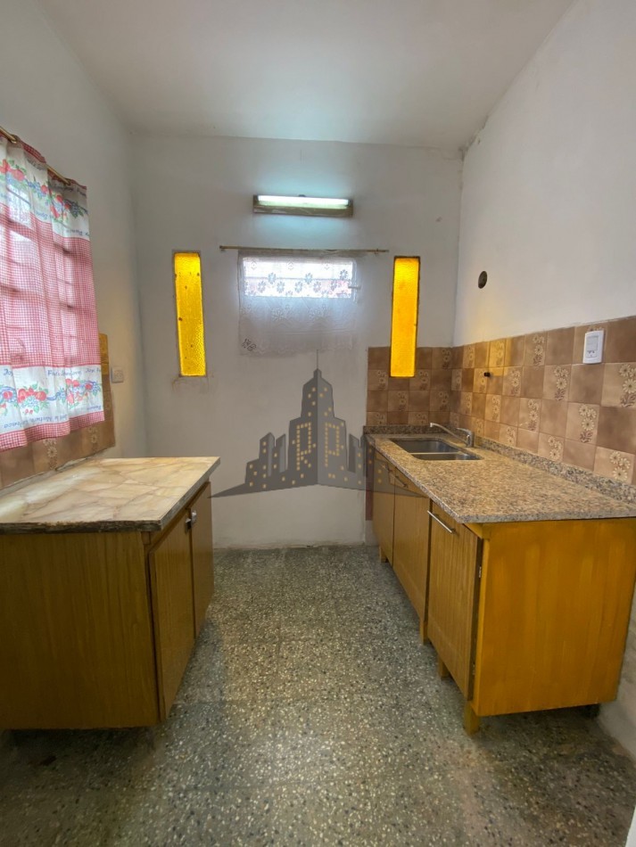 ALQUILER - CASA TRES AMBIENTES CON GARAGE Y PATIO - HURLINGHAM - 