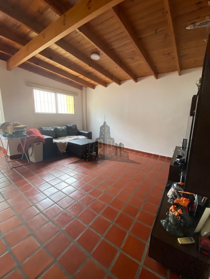 VENTA - CASA SOBRE LOTE PROPIO EN CASEROS | UBICACION ESTRATEGICA + GRAN POTENCIAL - 