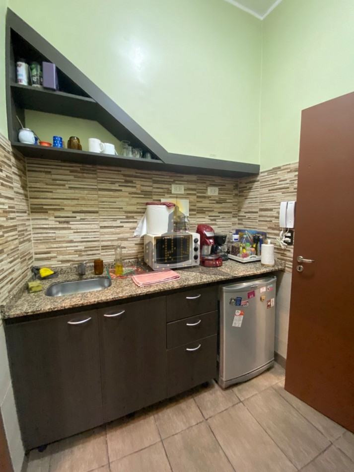 VENTA - GALPON + CASA 3 AMBIENTES PRIMES PISO - EXCELENTE PROPIEDAD  - CASEROS 