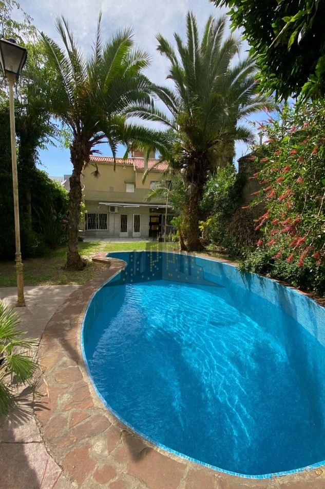 VENTA - CASA CHALET 4 AMBIENTES - CON JARDIN Y PILETA - CIUDADELA