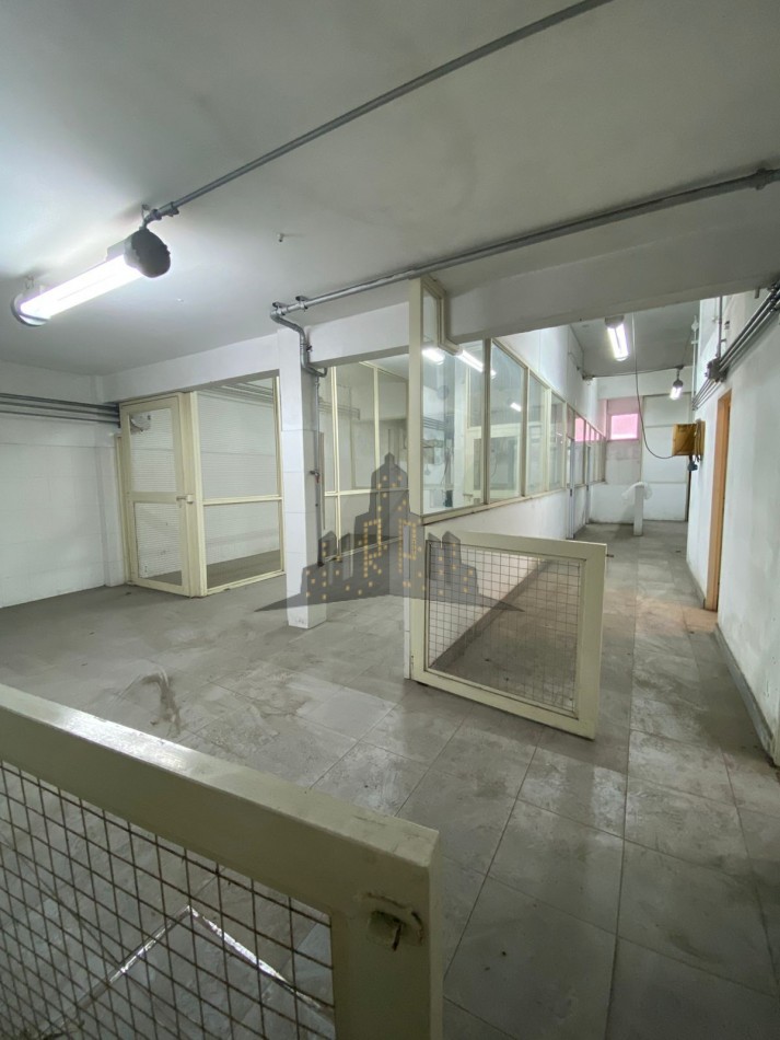 ALQUILER - GALPON INDUSTRIAL/LOGISTICA - SALIDA A DOS CALLES  - CASEROS 