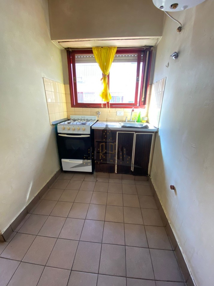 ALQUILER - DEPARTAMENTO DOS AMBIENTES - CON BALCON - CASEROS NORTE - PRIMER PISO POR ESCALERA 