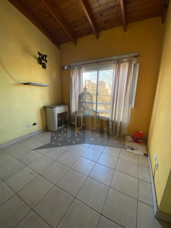 ALQUILER - DOS AMBIENTES CON ENTRE PISO - CASEROS - BAJAS EXPENSAS