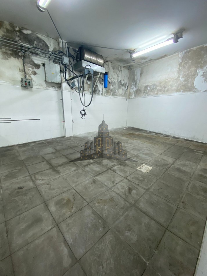 ALQUILER - GALPON INDUSTRIAL/LOGISTICA - SALIDA A DOS CALLES  - CASEROS 