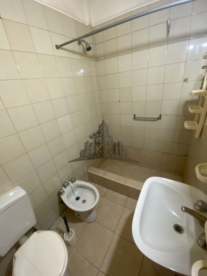 ALQUILER - DEPARTAMENTO DOS AMBIENTES - CON BALCON - CASEROS NORTE - PRIMER PISO POR ESCALERA 