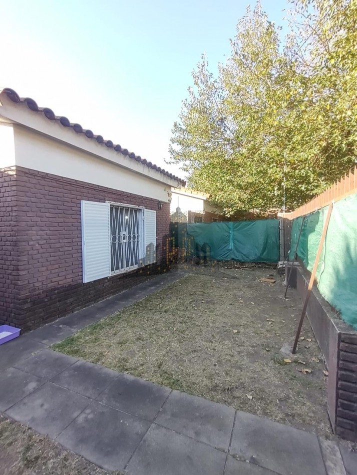  VENTA - CASA TRES AMBIENTES CON FONDO LIBRE - CASEROS 