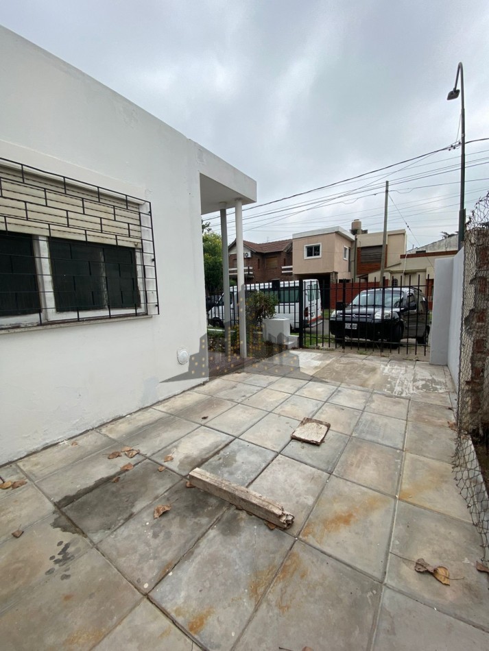 ALQUILER - CASA TRES AMBIENTES CON GARAGE Y PATIO - HURLINGHAM - 