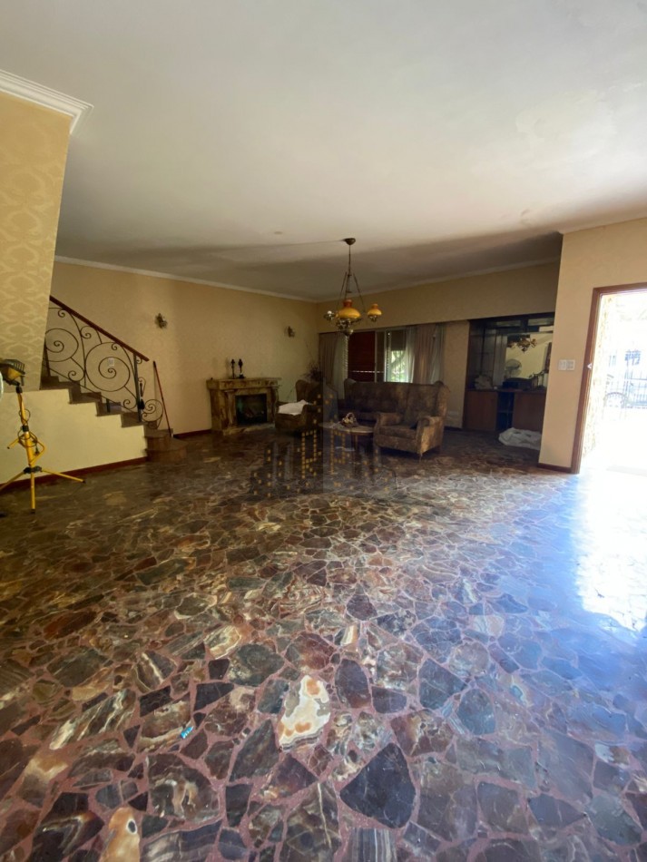 VENTA - CASA CHALET 4 AMBIENTES - CON JARDIN Y PILETA - CIUDADELA