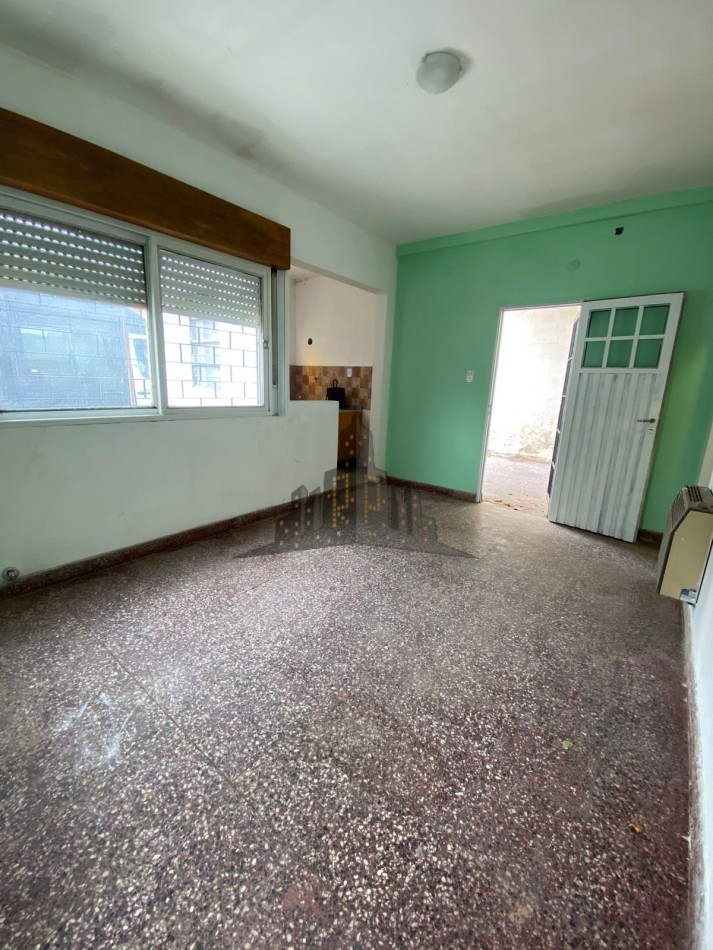 ALQUILER - CASA TRES AMBIENTES CON GARAGE Y PATIO - HURLINGHAM - 