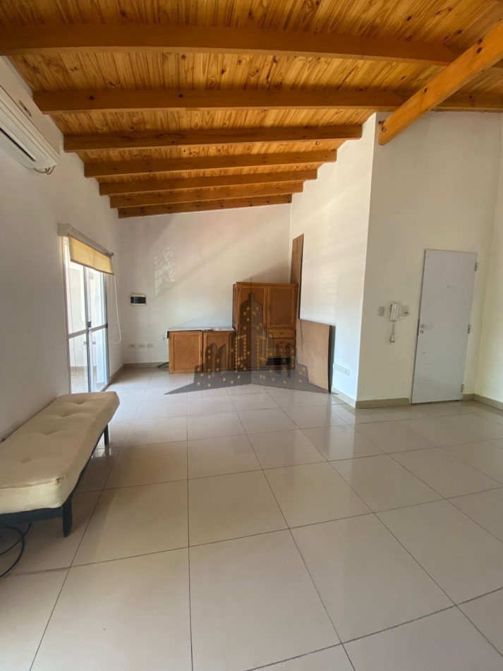 ALQUILER - CASEROS - MONOAMBIENTE EN PRIMER PISO POR ESCALERA - SIN EXPENSAS - 