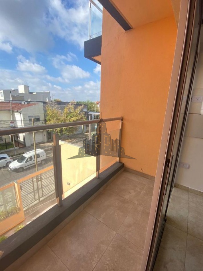 ALQUILER - DEPARTAMENTO DOS AMBIENTES CON COCHERA CUBIERTA - MORON 