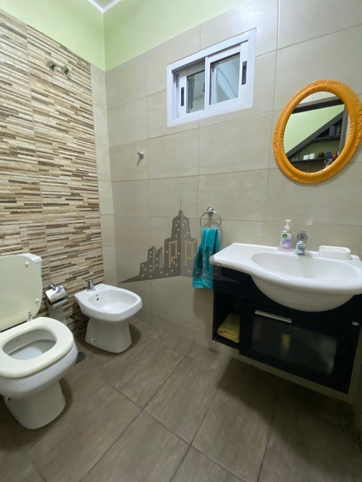 VENTA - GALPON + CASA 3 AMBIENTES PRIMES PISO - EXCELENTE PROPIEDAD  - CASEROS 