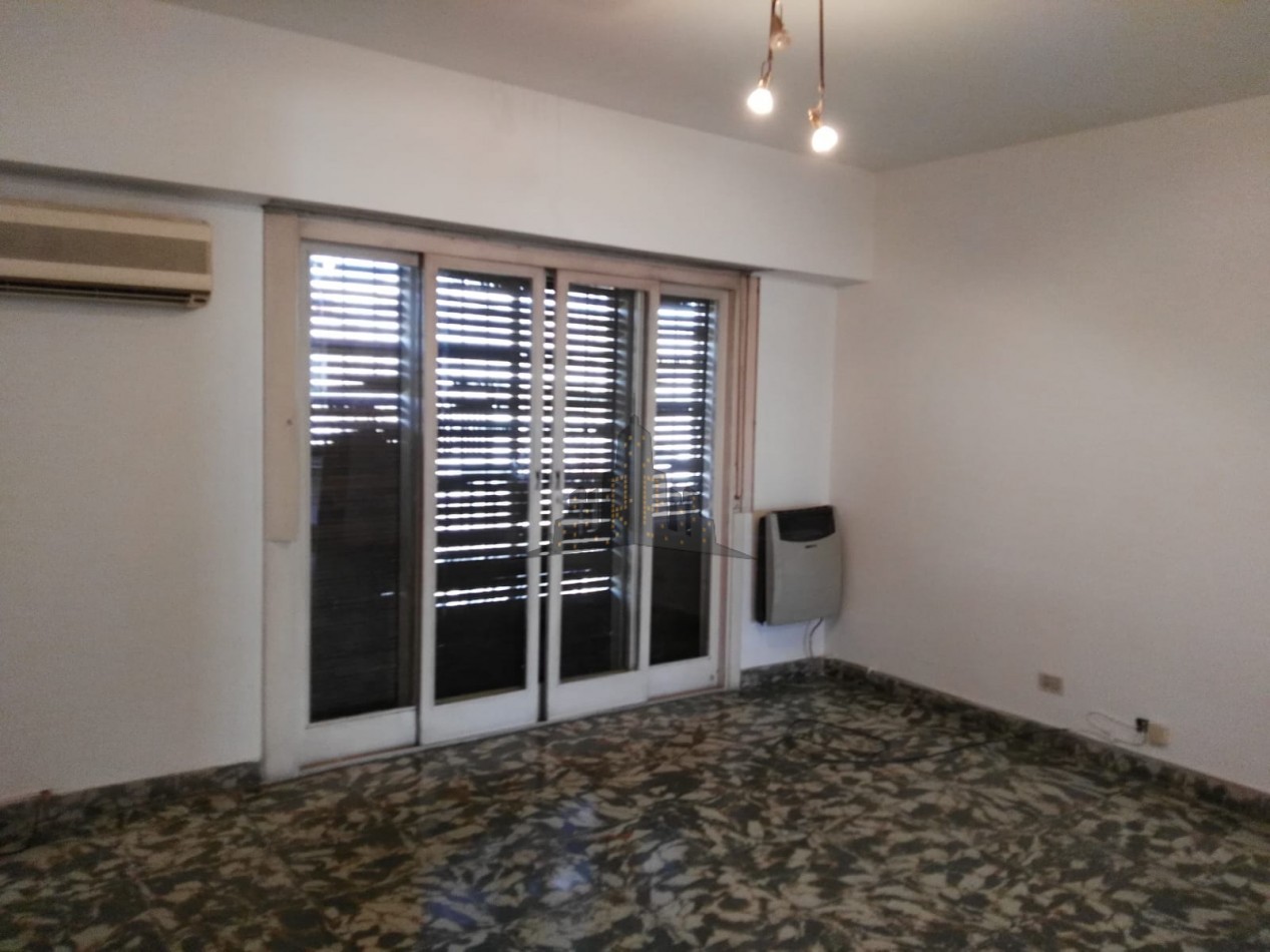 VENTA - GALPON + CASA 3 AMBIENTES PRIMES PISO - EXCELENTE PROPIEDAD  - CASEROS 