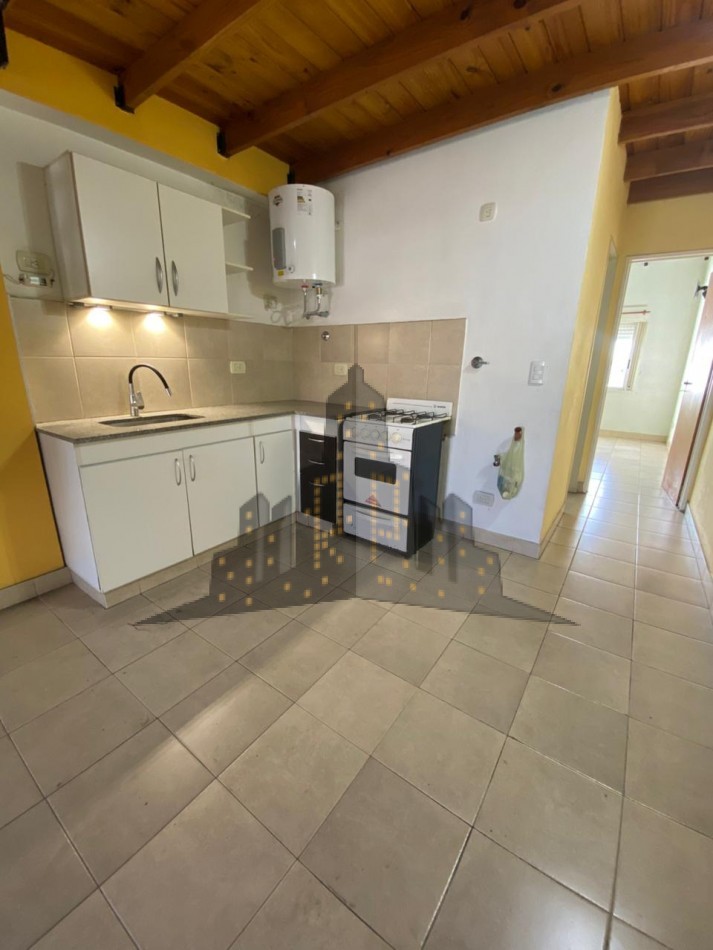 ALQUILER - DOS AMBIENTES CON ENTRE PISO - CASEROS - BAJAS EXPENSAS