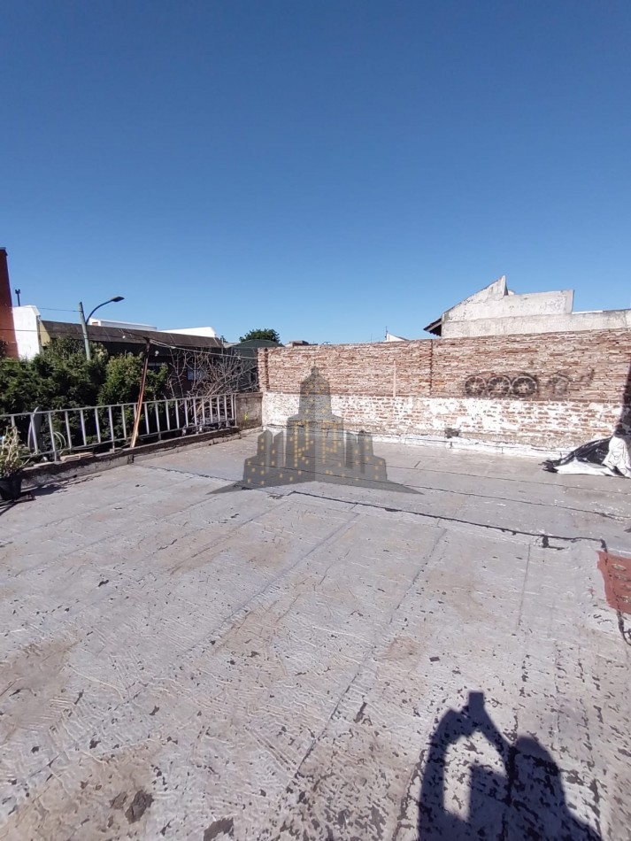 VENTA - CASA 4 AMBIENTES EN OCHAVA CON TERRAZA PROPIA - CASEROS - APTO CREDITO 