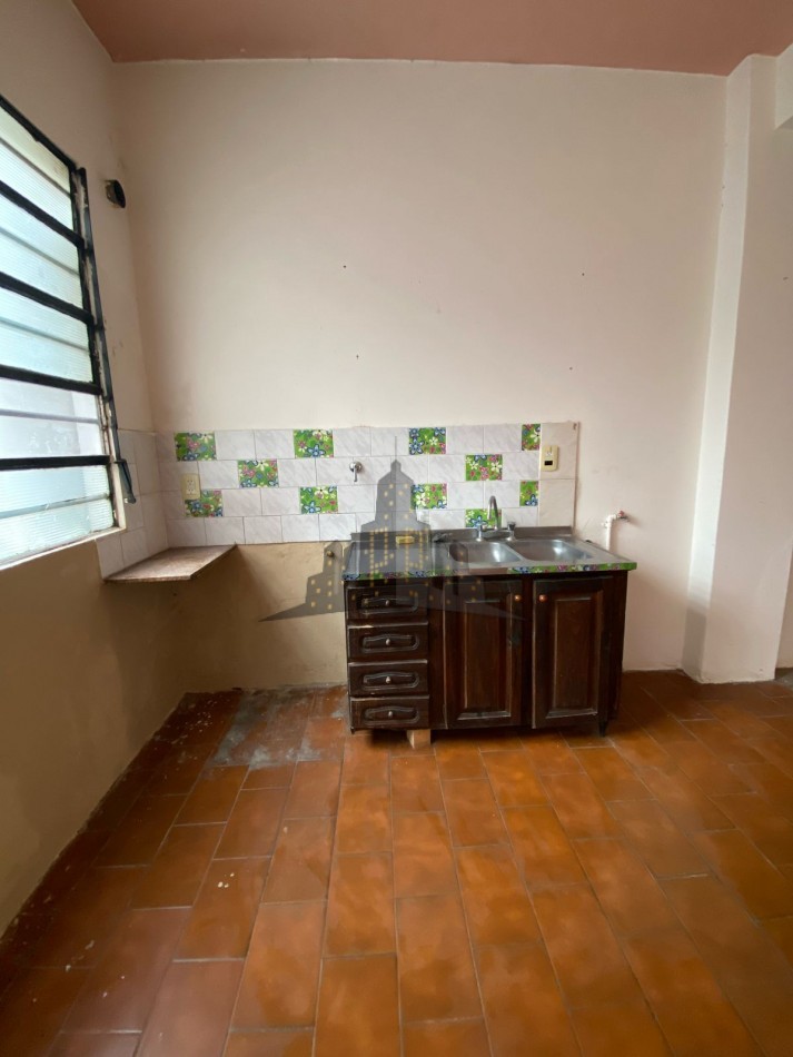 ALQUILER - CASEROS NORTE - CASA PH 3 AMBIENTES - PATIO - NO POSEE EXPENSAS