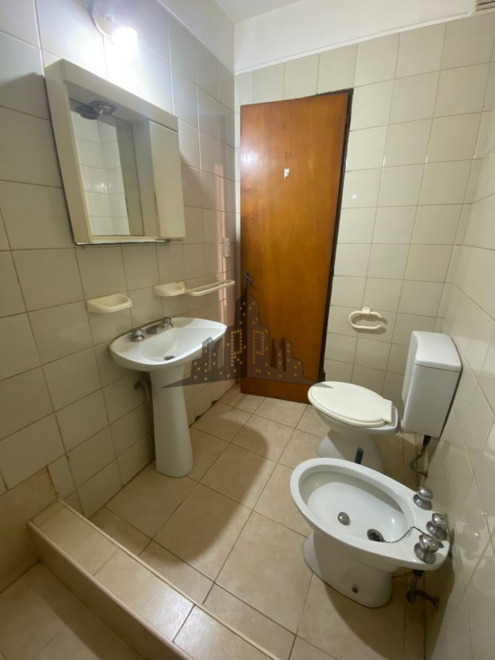 ALQUILER - DEPARTAMENTO DOS AMBIENTES - CON BALCON - CASEROS NORTE - PRIMER PISO POR ESCALERA 